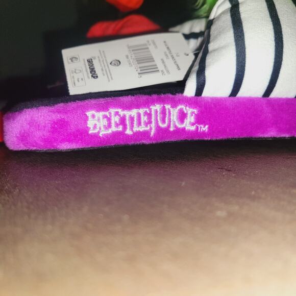 NWT Beetlejuice Women’s Slippers Sz 7/8 Ground Up Beetlejuice Lydia Deetz NEW - Picture 3 of 6